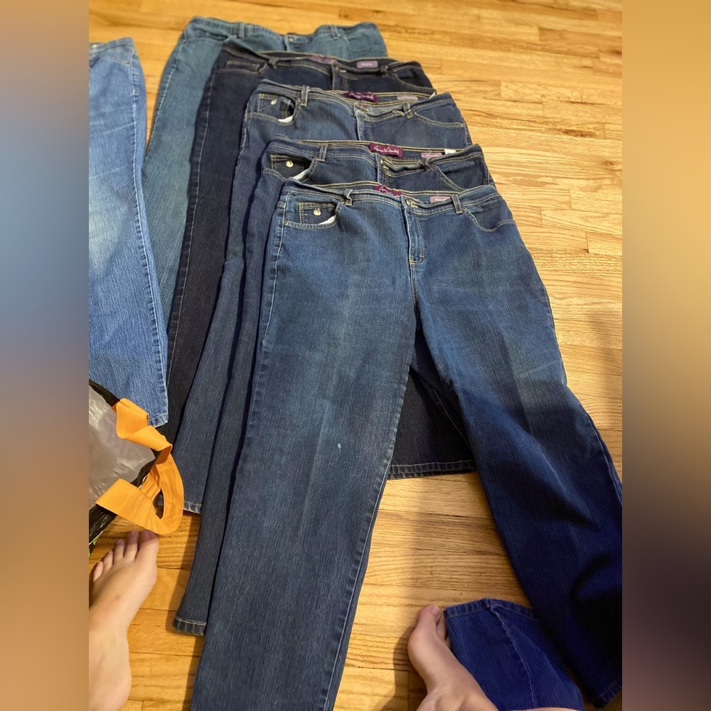 LOT 8 Gloria Vanderbilt Amanda Jeans and capris size 18 Short